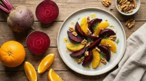 Insalata con barbabietola arrosto, spicchi d'arancia, noci e aneto su piatto bianco