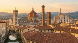 Panorama di famosi monumenti italiani con tetti rossi al tramonto